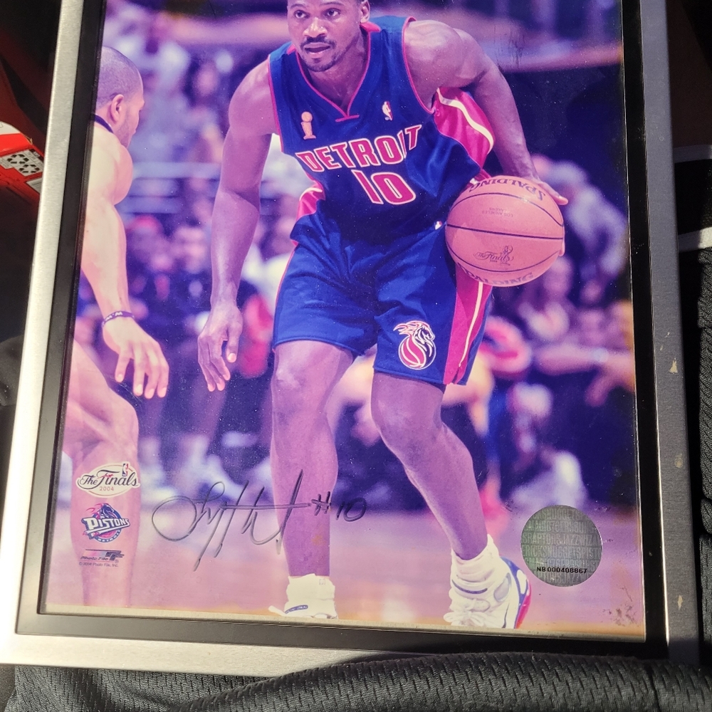 SIGNED LINDSEY HUNTER PHOTO. 2004 NBA FINALS